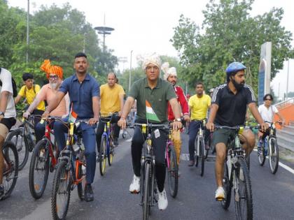 Mansukh Mandaviya leads 35th Fit India Sundays on Cycle Tiranga Rally with panchayat representatives in Delhi | Mansukh Mandaviya leads 35th Fit India Sundays on Cycle Tiranga Rally with panchayat representatives in Delhi Mansukh Mandaviya leads 35th Fit India Sundays on Cycle Tiranga Rally with panchayat representatives in Delhi | Mansukh Mandaviya leads 35th Fit India Sundays on Cycle Tiranga Rally with panchayat representatives in Delhi
