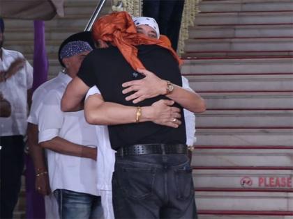 Bobby Deol hugs Salman Khan's bodyguard Shera at his father's prayer meet | Bobby Deol hugs Salman Khan's bodyguard Shera at his father's prayer meet Bobby Deol hugs Salman Khan's bodyguard Shera at his father's prayer meet | Bobby Deol hugs Salman Khan's bodyguard Shera at his father's prayer meet