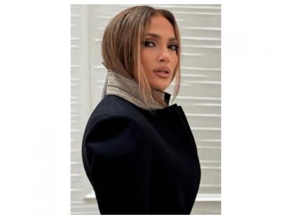 Jennifer Lopez flings insect that crawled up her neck during Kazakhstan concert | Jennifer Lopez flings insect that crawled up her neck during Kazakhstan concert Jennifer Lopez flings insect that crawled up her neck during Kazakhstan concert | Jennifer Lopez flings insect that crawled up her neck during Kazakhstan concert