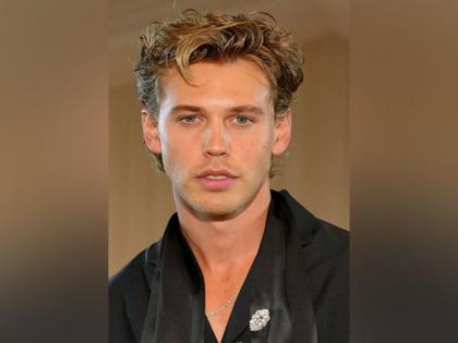Austin Butler explains how an "edible" led to his awkward dance moves at Bad Bunny's concert | Austin Butler explains how an "edible" led to his awkward dance moves at Bad Bunny's concert Austin Butler explains how an "edible" led to his awkward dance moves at Bad Bunny's concert | Austin Butler explains how an "edible" led to his awkward dance moves at Bad Bunny's concert