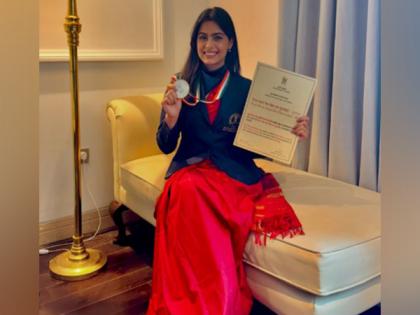 Manu Bhaker plays national anthem tune on a violin to mark India's 79th Independence Day | Manu Bhaker plays national anthem tune on a violin to mark India's 79th Independence Day