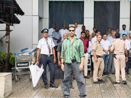 Akshay Kumar says "Happy Independence Day" as he poses at Kalina airport, celebrates spirit of patriotism with his special look | Akshay Kumar says "Happy Independence Day" as he poses at Kalina airport, celebrates spirit of patriotism with his special look