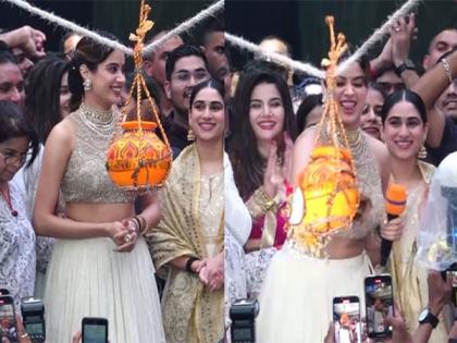 Janhvi Kapoor celebrates Janmashtami with fans, break Dahi Handi at event | Janhvi Kapoor celebrates Janmashtami with fans, break Dahi Handi at event