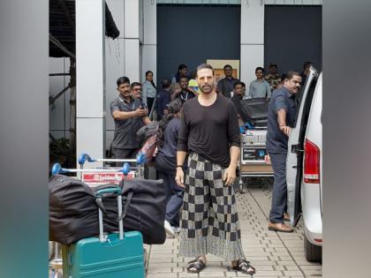 Airport Diaries: Akshay Kumar flaunts gender-fluid fashion in palazzo pants | Airport Diaries: Akshay Kumar flaunts gender-fluid fashion in palazzo pants Airport Diaries: Akshay Kumar flaunts gender-fluid fashion in palazzo pants | Airport Diaries: Akshay Kumar flaunts gender-fluid fashion in palazzo pants