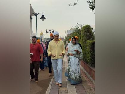 Sidharth Malhotra, Janhvi Kapoor seek blessings at Gurdwara Bangla Sahib | Sidharth Malhotra, Janhvi Kapoor seek blessings at Gurdwara Bangla Sahib Sidharth Malhotra, Janhvi Kapoor seek blessings at Gurdwara Bangla Sahib | Sidharth Malhotra, Janhvi Kapoor seek blessings at Gurdwara Bangla Sahib