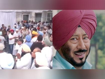 Family, friends pay last respects to Punjabi actor Jaswinder Bhalla | Family, friends pay last respects to Punjabi actor Jaswinder Bhalla Family, friends pay last respects to Punjabi actor Jaswinder Bhalla | Family, friends pay last respects to Punjabi actor Jaswinder Bhalla