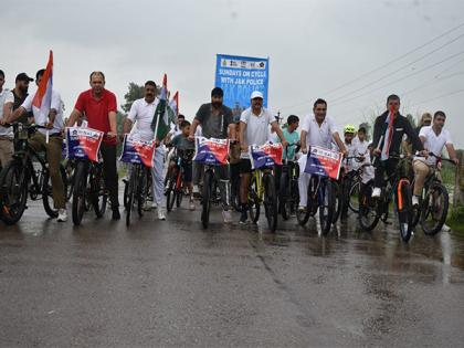 Over 10,000 State Police Forces join Fit India 'Sundays on Cycle' nationwide rally | Over 10,000 State Police Forces join Fit India 'Sundays on Cycle' nationwide rally Over 10,000 State Police Forces join Fit India 'Sundays on Cycle' nationwide rally | Over 10,000 State Police Forces join Fit India 'Sundays on Cycle' nationwide rally