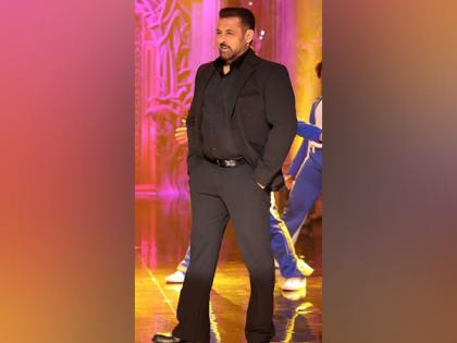 Salman Khan's 'Bigg Boss 19' begins; Gaurav Khanna, Zeishan Quadri among 16 contestants | Salman Khan's 'Bigg Boss 19' begins; Gaurav Khanna, Zeishan Quadri among 16 contestants Salman Khan's 'Bigg Boss 19' begins; Gaurav Khanna, Zeishan Quadri among 16 contestants | Salman Khan's 'Bigg Boss 19' begins; Gaurav Khanna, Zeishan Quadri among 16 contestants