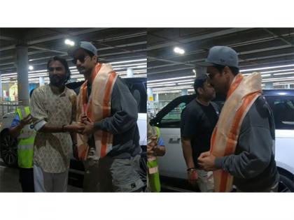 Vicky Kaushal removes shoes before accepting fan's gift at airport, wins praise for 'genuine sanskar' | Vicky Kaushal removes shoes before accepting fan's gift at airport, wins praise for 'genuine sanskar' Vicky Kaushal removes shoes before accepting fan's gift at airport, wins praise for 'genuine sanskar' | Vicky Kaushal removes shoes before accepting fan's gift at airport, wins praise for 'genuine sanskar'