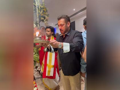 Ganesh Chaturthi 2025: Salman Khan performs aarti with parents Salma, Salim Khan | Ganesh Chaturthi 2025: Salman Khan performs aarti with parents Salma, Salim Khan Ganesh Chaturthi 2025: Salman Khan performs aarti with parents Salma, Salim Khan | Ganesh Chaturthi 2025: Salman Khan performs aarti with parents Salma, Salim Khan