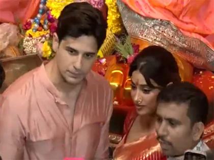 Ganesh Utsav: Sidharth Malhotra, Janhvi Kapoor visit Lalbaugcha Raja offer prayers | Ganesh Utsav: Sidharth Malhotra, Janhvi Kapoor visit Lalbaugcha Raja offer prayers Ganesh Utsav: Sidharth Malhotra, Janhvi Kapoor visit Lalbaugcha Raja offer prayers | Ganesh Utsav: Sidharth Malhotra, Janhvi Kapoor visit Lalbaugcha Raja offer prayers