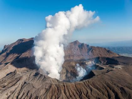 Volcano in Japan spews plume 5,500 metres above crater | Volcano in Japan spews plume 5,500 metres above crater