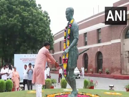 Mansukh Mandaviya pays floral tribute to Major Dhyan Chand on ocassion of National Sports Day | Mansukh Mandaviya pays floral tribute to Major Dhyan Chand on ocassion of National Sports Day Mansukh Mandaviya pays floral tribute to Major Dhyan Chand on ocassion of National Sports Day | Mansukh Mandaviya pays floral tribute to Major Dhyan Chand on ocassion of National Sports Day