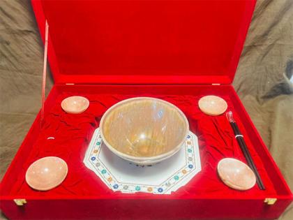 PM Modi gifts Ramen Bowl, Pashmina Shawl to Japanese counterpart and his wife | PM Modi gifts Ramen Bowl, Pashmina Shawl to Japanese counterpart and his wife PM Modi gifts Ramen Bowl, Pashmina Shawl to Japanese counterpart and his wife | PM Modi gifts Ramen Bowl, Pashmina Shawl to Japanese counterpart and his wife