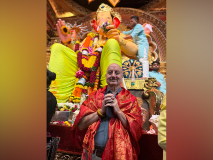 "Vyavastha dekh kar garv hota hai": Anupam Kher attends Ganpati darshan at Lalbaugcha Raja without VIP access | "Vyavastha dekh kar garv hota hai": Anupam Kher attends Ganpati darshan at Lalbaugcha Raja without VIP access "Vyavastha dekh kar garv hota hai": Anupam Kher attends Ganpati darshan at Lalbaugcha Raja without VIP access | "Vyavastha dekh kar garv hota hai": Anupam Kher attends Ganpati darshan at Lalbaugcha Raja without VIP access