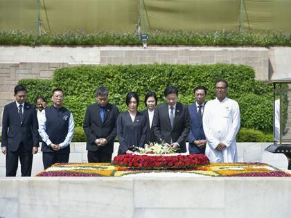 Singapore PM Lawrence Wong pays tribute to Mahatma Gandhi at Rajghat in Delhi | Singapore PM Lawrence Wong pays tribute to Mahatma Gandhi at Rajghat in Delhi Singapore PM Lawrence Wong pays tribute to Mahatma Gandhi at Rajghat in Delhi | Singapore PM Lawrence Wong pays tribute to Mahatma Gandhi at Rajghat in Delhi