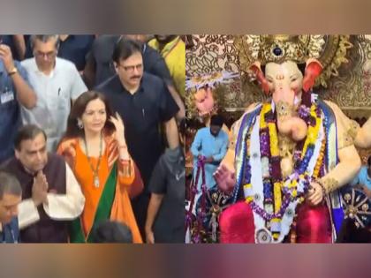 Mukesh Ambani, Nita Ambani visit Lalbaugcha Raja to offer prayers | Mukesh Ambani, Nita Ambani visit Lalbaugcha Raja to offer prayers Mukesh Ambani, Nita Ambani visit Lalbaugcha Raja to offer prayers | Mukesh Ambani, Nita Ambani visit Lalbaugcha Raja to offer prayers