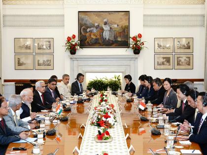 PM Modi, Singapore PM hold wide ranging and fruitful talks across various gamuts | PM Modi, Singapore PM hold wide ranging and fruitful talks across various gamuts PM Modi, Singapore PM hold wide ranging and fruitful talks across various gamuts | PM Modi, Singapore PM hold wide ranging and fruitful talks across various gamuts