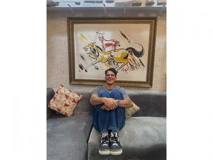 "Majnu Bhai supremacy": Vijay Varma poses with iconic painting drawn by Anil Kapoor's character in 'Welcome' | "Majnu Bhai supremacy": Vijay Varma poses with iconic painting drawn by Anil Kapoor's character in 'Welcome' "Majnu Bhai supremacy": Vijay Varma poses with iconic painting drawn by Anil Kapoor's character in 'Welcome' | "Majnu Bhai supremacy": Vijay Varma poses with iconic painting drawn by Anil Kapoor's character in 'Welcome'
