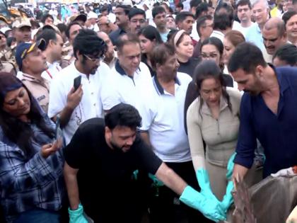 Akshay Kumar participates in clean-up drive organised by Amruta Fadnavis post Ganesh Chaturthi celebrations | Akshay Kumar participates in clean-up drive organised by Amruta Fadnavis post Ganesh Chaturthi celebrations Akshay Kumar participates in clean-up drive organised by Amruta Fadnavis post Ganesh Chaturthi celebrations | Akshay Kumar participates in clean-up drive organised by Amruta Fadnavis post Ganesh Chaturthi celebrations