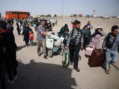 Afghan migrants leave Pakistan after expiry of PoR cards grace period | Afghan migrants leave Pakistan after expiry of PoR cards grace period Afghan migrants leave Pakistan after expiry of PoR cards grace period | Afghan migrants leave Pakistan after expiry of PoR cards grace period
