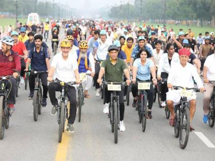 Mansukh Mandaviya cycles along with MPs in New Delhi as part of 'Fit India Sundays on Cycle' | Mansukh Mandaviya cycles along with MPs in New Delhi as part of 'Fit India Sundays on Cycle' Mansukh Mandaviya cycles along with MPs in New Delhi as part of 'Fit India Sundays on Cycle' | Mansukh Mandaviya cycles along with MPs in New Delhi as part of 'Fit India Sundays on Cycle'