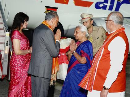 Mauritius PM Ramgoolam arrives in Varanasi, receives ceremonial welcome | Mauritius PM Ramgoolam arrives in Varanasi, receives ceremonial welcome Mauritius PM Ramgoolam arrives in Varanasi, receives ceremonial welcome | Mauritius PM Ramgoolam arrives in Varanasi, receives ceremonial welcome