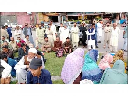 Ad-hoc employees in PoJK protest for permanent status, allege exploitation | Ad-hoc employees in PoJK protest for permanent status, allege exploitation