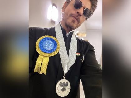 National Award: SRK flaunts his silver medal; children Suhana, Aryan congratulate him with special post | National Award: SRK flaunts his silver medal; children Suhana, Aryan congratulate him with special post