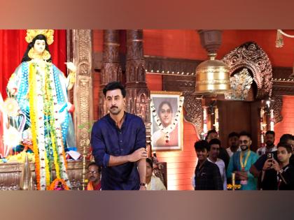 Ranbir Kapoor offers prayers at Durga Puja pandal, meets friend Ayan Mukerji | Ranbir Kapoor offers prayers at Durga Puja pandal, meets friend Ayan Mukerji