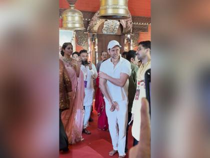 Hrithik Roshan offers prayers at Durga Puja pandal, meets 'War 2' director Ayan Mukerji | Hrithik Roshan offers prayers at Durga Puja pandal, meets 'War 2' director Ayan Mukerji