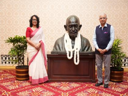 Sri Lankan PM, Indian high commissioner pay tribute to Mahatma Gandhi on his birth anniversary | Sri Lankan PM, Indian high commissioner pay tribute to Mahatma Gandhi on his birth anniversary