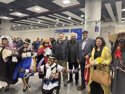Rahul Gandhi meets artists, students in Lima | Rahul Gandhi meets artists, students in Lima