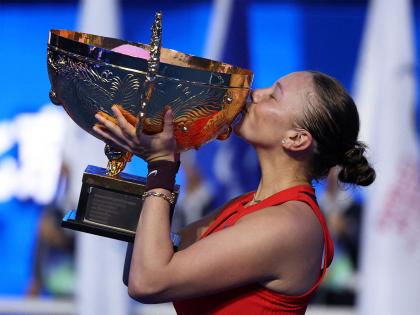 Anisimova continues fine form, captures China Open title | Anisimova continues fine form, captures China Open title