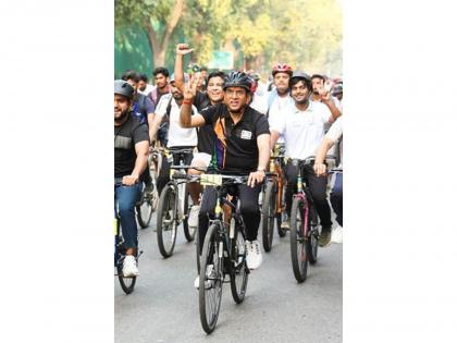 Fit India Sundays on Cycle: Sports Minister Mandaviya leads way with teachers on World Teachers' Day | Fit India Sundays on Cycle: Sports Minister Mandaviya leads way with teachers on World Teachers' Day