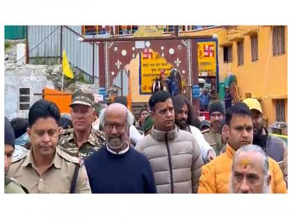 Rajinikanth offers prayers to Lord Badri Vishal at Badrinath Dham | Rajinikanth offers prayers to Lord Badri Vishal at Badrinath Dham