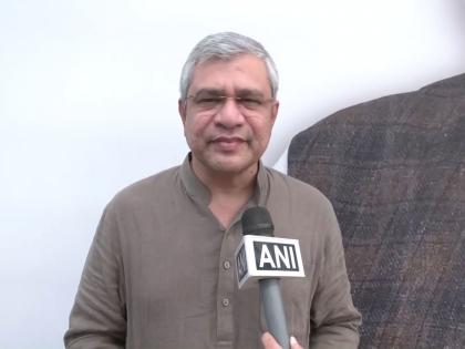 Ashwini Vaishnaw tests Swadeshi 'Mappls' App in his car, praises its innovative navigation features | Ashwini Vaishnaw tests Swadeshi 'Mappls' App in his car, praises its innovative navigation features