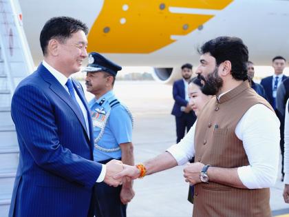 Mongolian President arrives in Delhi, accorded guard of honour | Mongolian President arrives in Delhi, accorded guard of honour