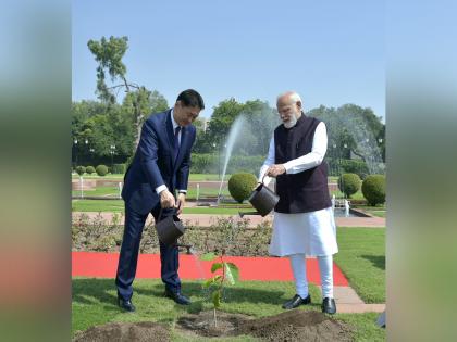 PM Modi, Mongolian President plant saplings under 'Ek Ped Maa Ke Naam' initiative | PM Modi, Mongolian President plant saplings under 'Ek Ped Maa Ke Naam' initiative PM Modi, Mongolian President plant saplings under 'Ek Ped Maa Ke Naam' initiative | PM Modi, Mongolian President plant saplings under 'Ek Ped Maa Ke Naam' initiative