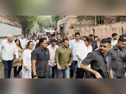 Salman Khan attends Pankaj Dheer's funeral, pays final tribute to late actor | Salman Khan attends Pankaj Dheer's funeral, pays final tribute to late actor Salman Khan attends Pankaj Dheer's funeral, pays final tribute to late actor | Salman Khan attends Pankaj Dheer's funeral, pays final tribute to late actor