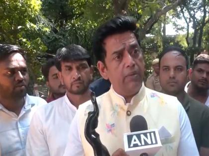 "I have yearned 33 years for this": Ravi Kishan on winning Filmfare Award for 'Laapataa Ladies' | "I have yearned 33 years for this": Ravi Kishan on winning Filmfare Award for 'Laapataa Ladies' "I have yearned 33 years for this": Ravi Kishan on winning Filmfare Award for 'Laapataa Ladies' | "I have yearned 33 years for this": Ravi Kishan on winning Filmfare Award for 'Laapataa Ladies'