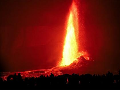 Hawaii's Kilauea volcano starts shooting new fountains of lava in air | Hawaii's Kilauea volcano starts shooting new fountains of lava in air