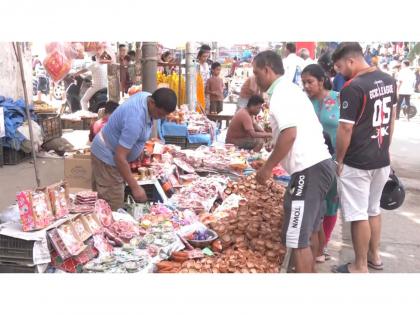 People throng Guwahati markets to buy banana plants, bamboo sticks, diyas amid subdued Diwali celebrations | People throng Guwahati markets to buy banana plants, bamboo sticks, diyas amid subdued Diwali celebrations People throng Guwahati markets to buy banana plants, bamboo sticks, diyas amid subdued Diwali celebrations | People throng Guwahati markets to buy banana plants, bamboo sticks, diyas amid subdued Diwali celebrations