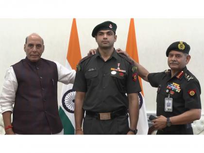 Olympian Neeraj Chopra made Lt. Col (Honorary) by Indian Army; COAS, Defence Minister put on pips | Olympian Neeraj Chopra made Lt. Col (Honorary) by Indian Army; COAS, Defence Minister put on pips Olympian Neeraj Chopra made Lt. Col (Honorary) by Indian Army; COAS, Defence Minister put on pips | Olympian Neeraj Chopra made Lt. Col (Honorary) by Indian Army; COAS, Defence Minister put on pips