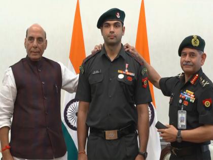 Rajnath Singh formally confers insignia of Honorary rank of Lieutenant Colonel in Territorial Army upon Neeraj Chopra | Rajnath Singh formally confers insignia of Honorary rank of Lieutenant Colonel in Territorial Army upon Neeraj Chopra Rajnath Singh formally confers insignia of Honorary rank of Lieutenant Colonel in Territorial Army upon Neeraj Chopra | Rajnath Singh formally confers insignia of Honorary rank of Lieutenant Colonel in Territorial Army upon Neeraj Chopra