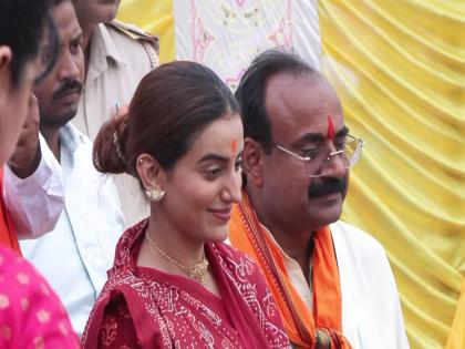 Bihar: Akshara Singh celebrates Chhath Puja with family, sings devotional songs at ghat | Bihar: Akshara Singh celebrates Chhath Puja with family, sings devotional songs at ghat