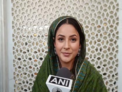 Shehnaaz Gill offers prayers at Shri Harmandir Sahib in Punjab | Shehnaaz Gill offers prayers at Shri Harmandir Sahib in Punjab