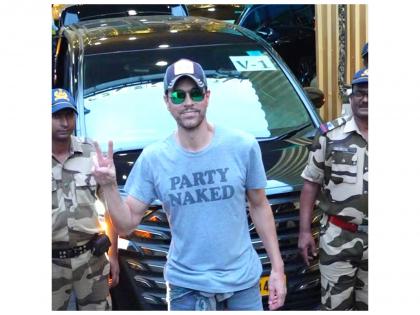 Enrique Iglesias arrives in India ahead of his concert in Mumbai, greets paps with namaste | Enrique Iglesias arrives in India ahead of his concert in Mumbai, greets paps with namaste Enrique Iglesias arrives in India ahead of his concert in Mumbai, greets paps with namaste | Enrique Iglesias arrives in India ahead of his concert in Mumbai, greets paps with namaste