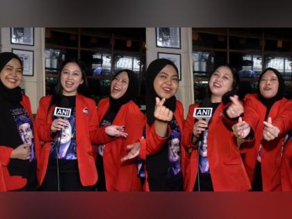 Indonasian fans dance, cut cake outside Mannat on SRK's 60th birthday | Indonasian fans dance, cut cake outside Mannat on SRK's 60th birthday Indonasian fans dance, cut cake outside Mannat on SRK's 60th birthday | Indonasian fans dance, cut cake outside Mannat on SRK's 60th birthday