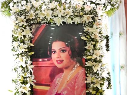 Film Industry pays tribute to veteran playback singer Sulakshana Pandit at her prayer meet | Film Industry pays tribute to veteran playback singer Sulakshana Pandit at her prayer meet